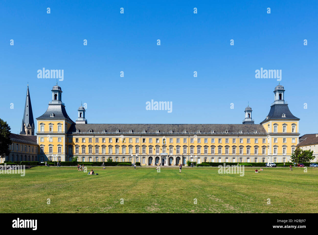 Kurfürstliches Schloss (elettori' Palace), ora la principale università edificio, preso dal Hofgartern, Bonn, Germania Foto Stock