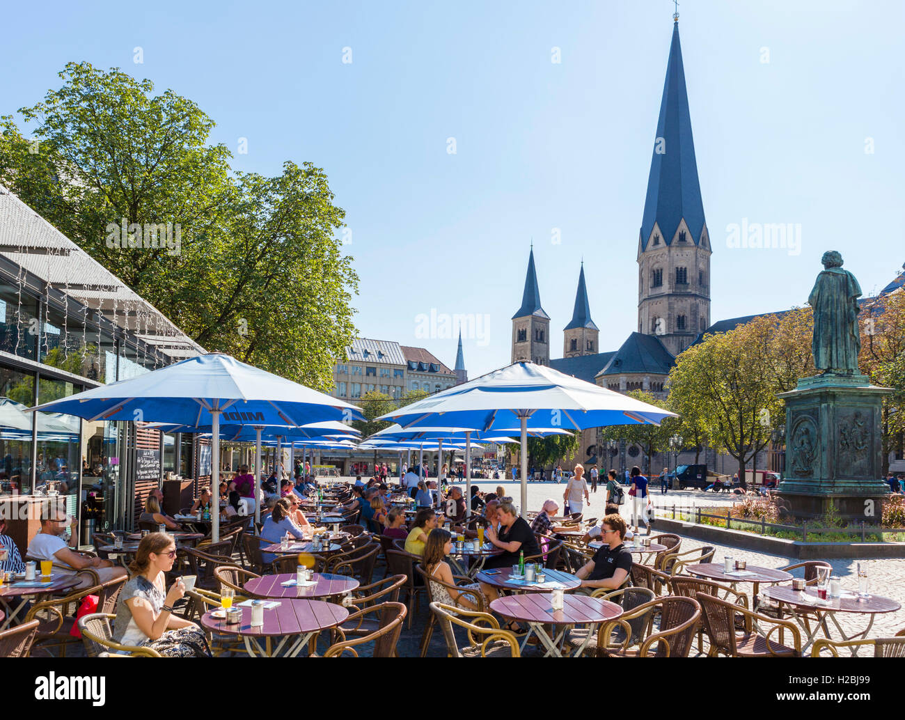 Bonn, Germania. Cafe davanti a Bonn Minster (Bonner Münster) nel centro della città, Münsterplatz, Bonn, Germania Foto Stock