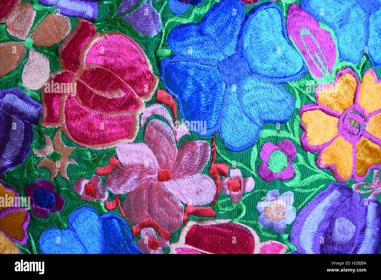 Texture: Sud Americana fatta a mano in tessuto colorato con schemi tradizionali di fiori & design, Antigua, Guatemala. Foto Stock