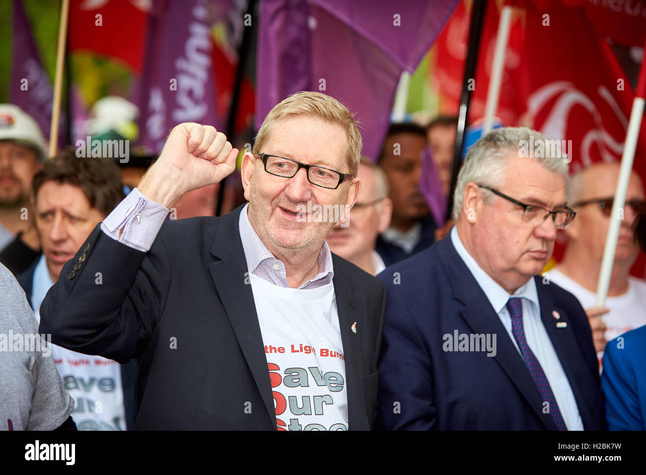 Len McCluskey (L) a Tata Steel protesta a Londra chiedendo al governo di salvare l'industria siderurgica Foto Stock