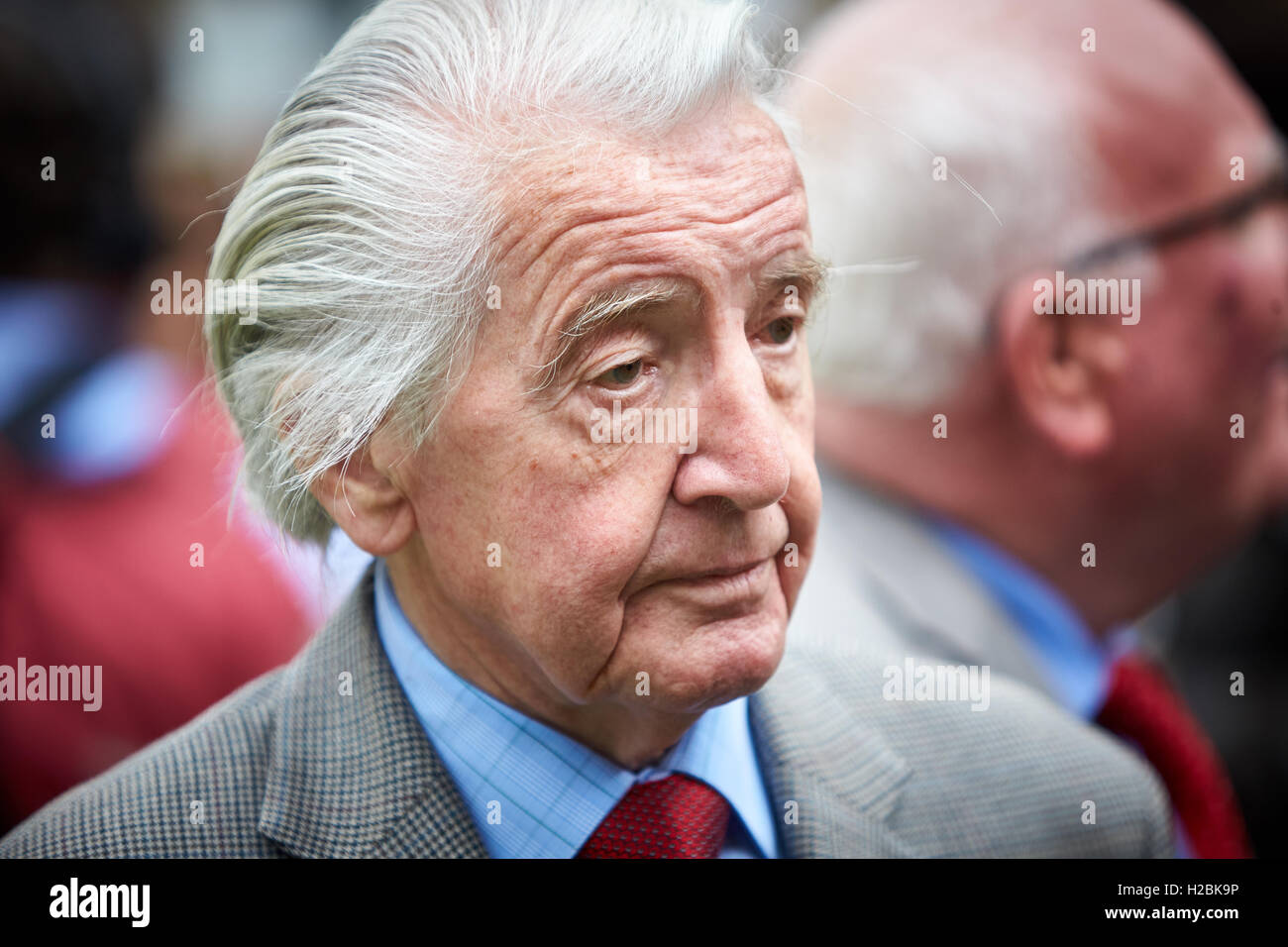 Dennis Skinner a Tata Steel protesta a Londra chiedendo al governo di salvare l'industria siderurgica Foto Stock