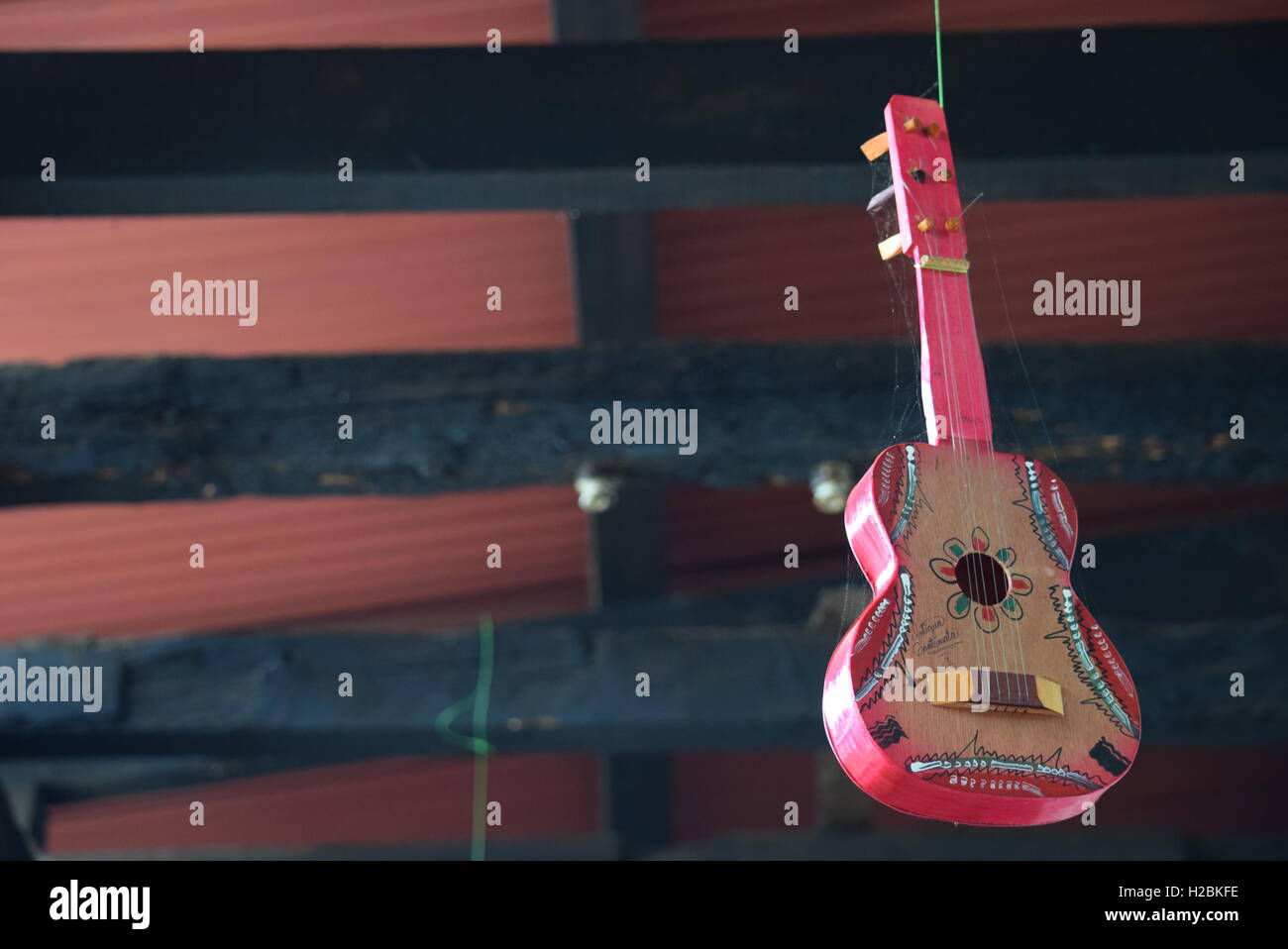 Chitarra rosa appeso sul tetto, Antigua, Guatemala Foto Stock