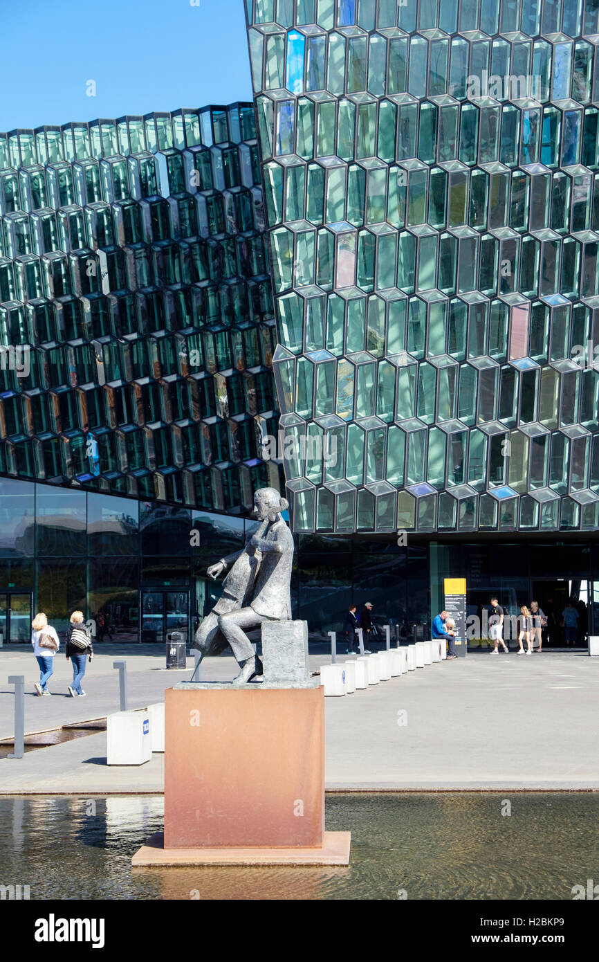 Musicista scultura al di fuori di Harpa concert hall e il centro conferenze nel moderno edificio di vetro. Reykjavik, Islanda Foto Stock