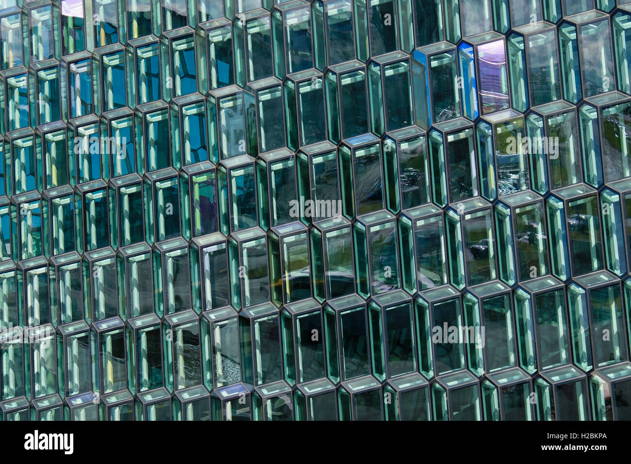 Forma geometrica di pannelli di vetro di diversi colori su Harpa concert hall e il centro conferenze. Reykjavik, Islanda Foto Stock