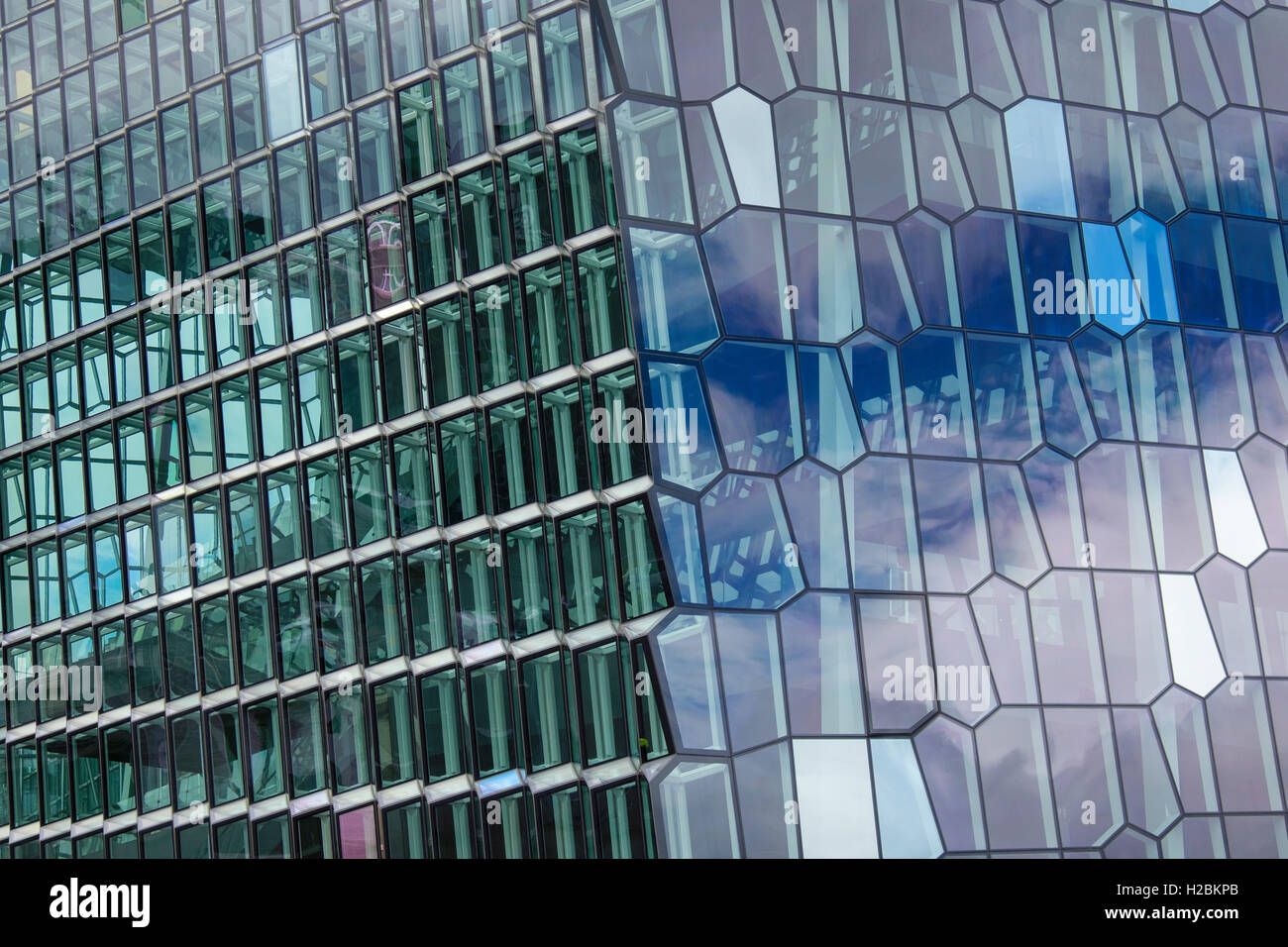 Forma geometrica di pannelli di vetro di diversi colori su Harpa concert hall e il centro conferenze. Reykjavik, Islanda Foto Stock