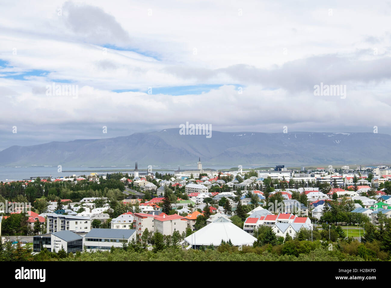 Paesaggio guardando a nord dalla Öskjuhlíð Hill. Reykjavik, Islanda Foto Stock