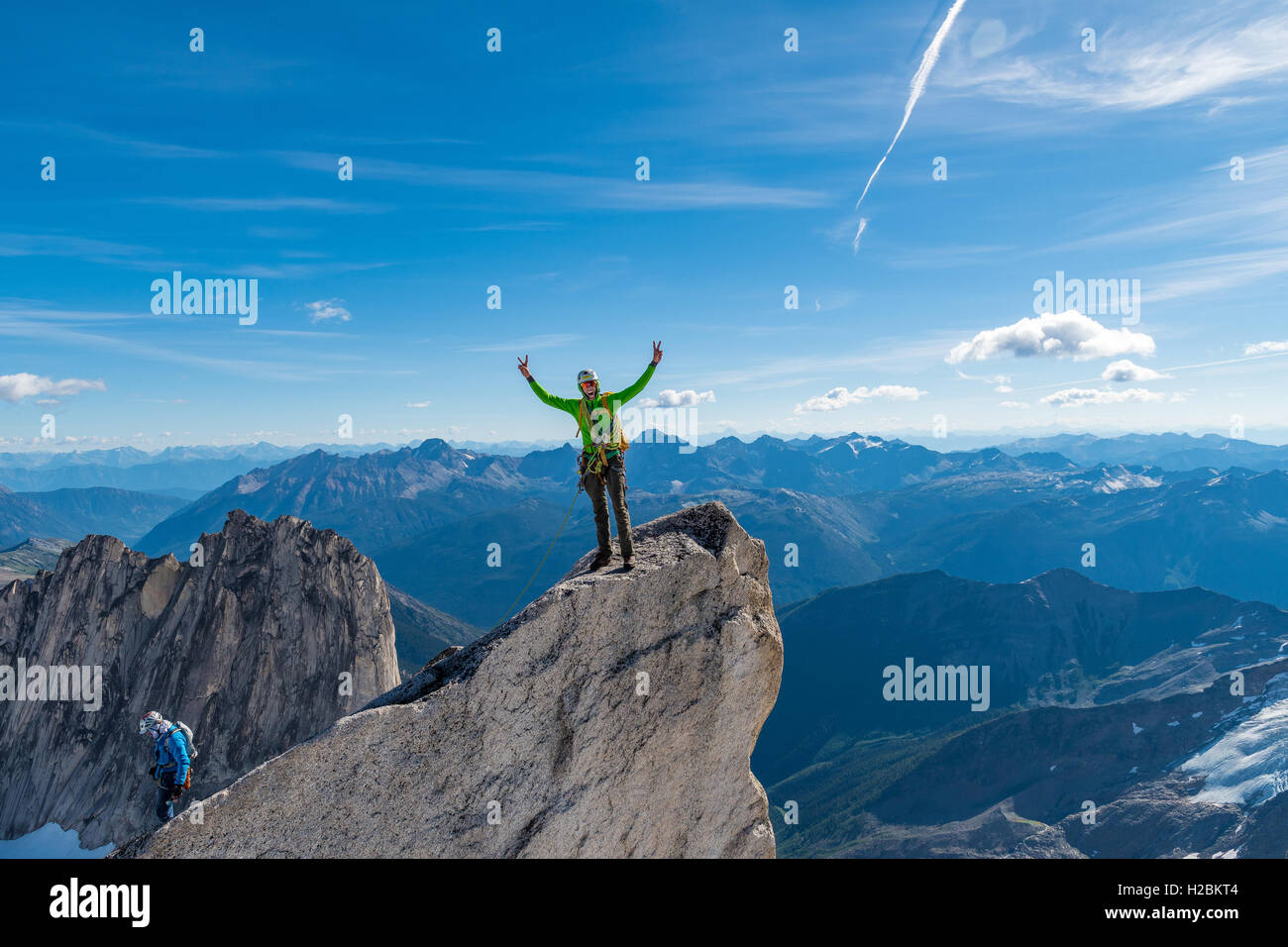 Troy Cobb sul vertice della guglia di piccione in Bugaboo parco provinciale Foto Stock