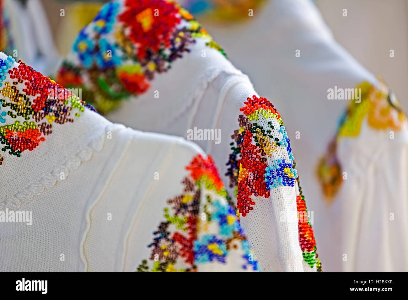 Lo sfondo con il motivo folk decorazione in perline, alle donne di costumi, appeso in vendita. Specifico per area di Bistrita-Nasaud, Romania. Foto Stock