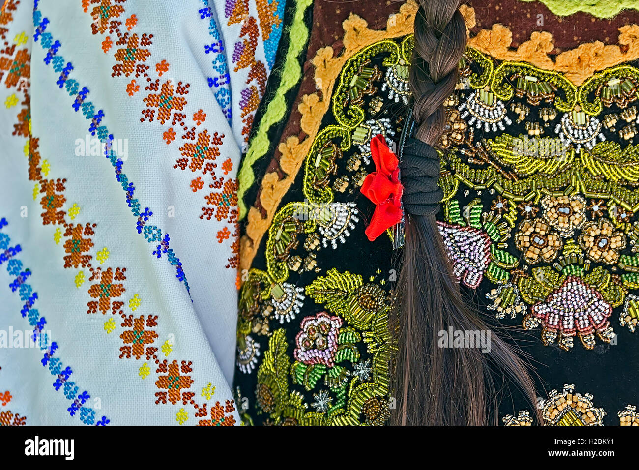 Dettaglio dal tradizionale Rumena costumi folk per le donne, specifico su Bistrita-Nasaud area. Foto Stock