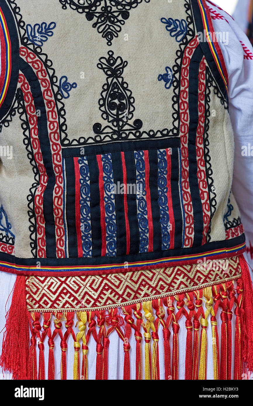 Dettaglio dal tradizionale Rumena costumi folk per le donne, specifico su Banat area. Foto Stock