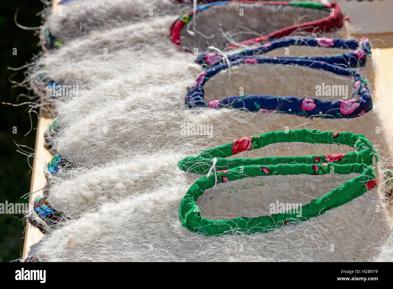 Scarpe rumeno dei contadini, tradizionale per la regione Maramures, Romania. Foto Stock
