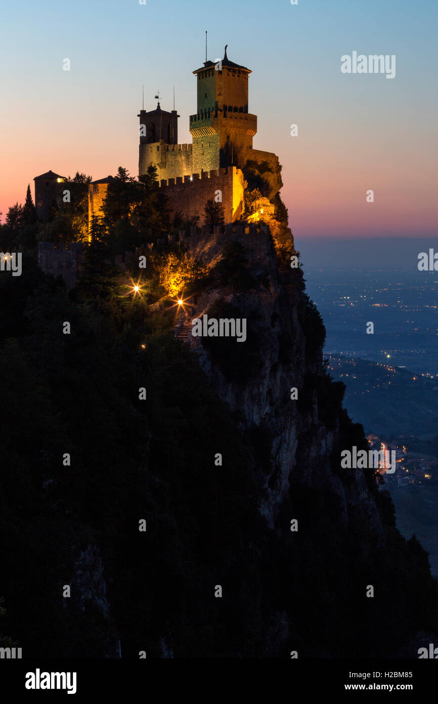 La fortezza di Guaita sul Monte Titano a San Marino. La Repubblica di San Marino è un microstato enclaved circondato dall'Italia. Foto Stock