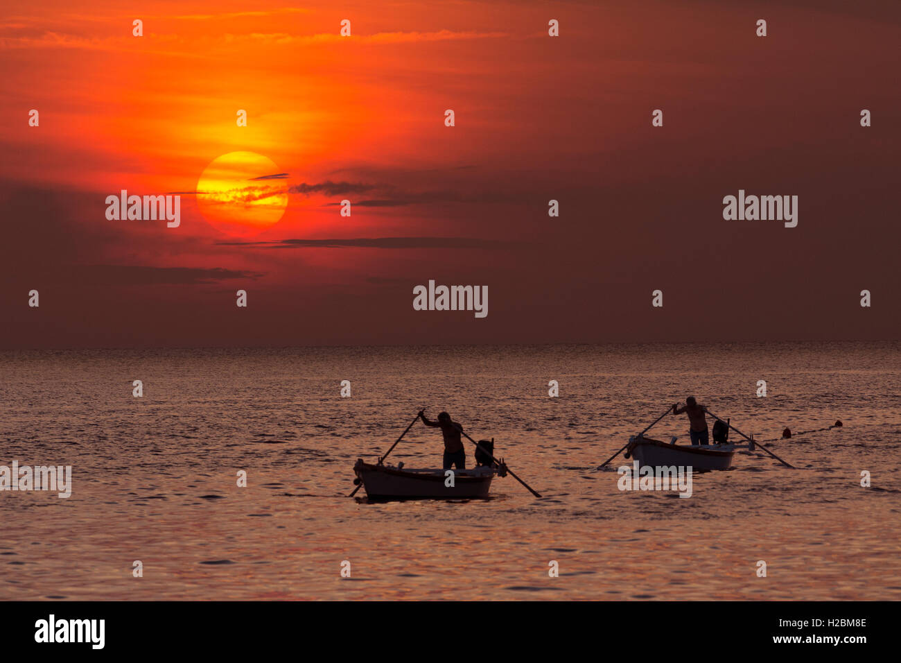 I pescatori locali al tramonto a Ravinj sulla penisola istriana in Croazia. La città è anche noto con il suo nome italiano di Rovigno. Foto Stock