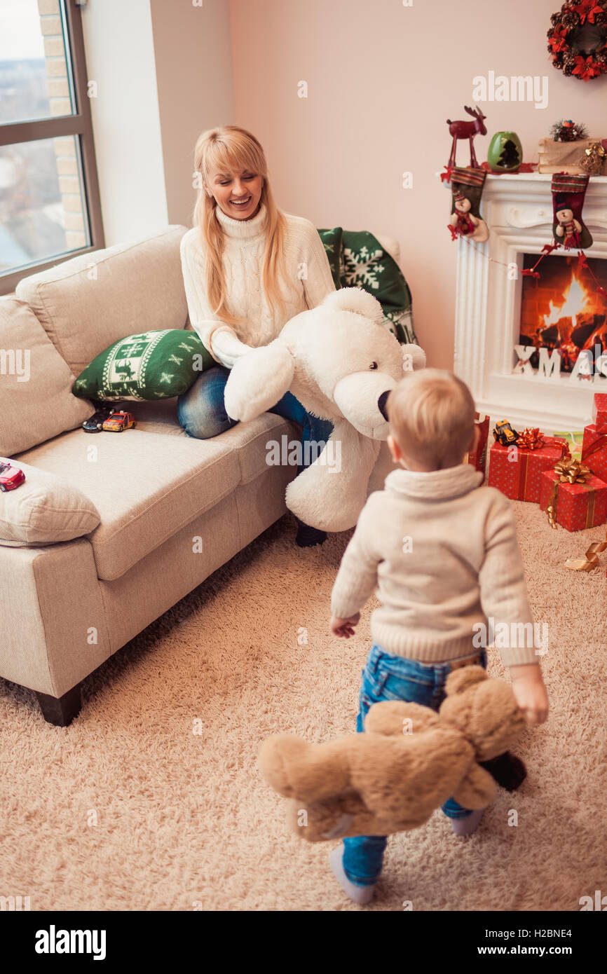 La famiglia felice nel tempo di Natale Foto Stock