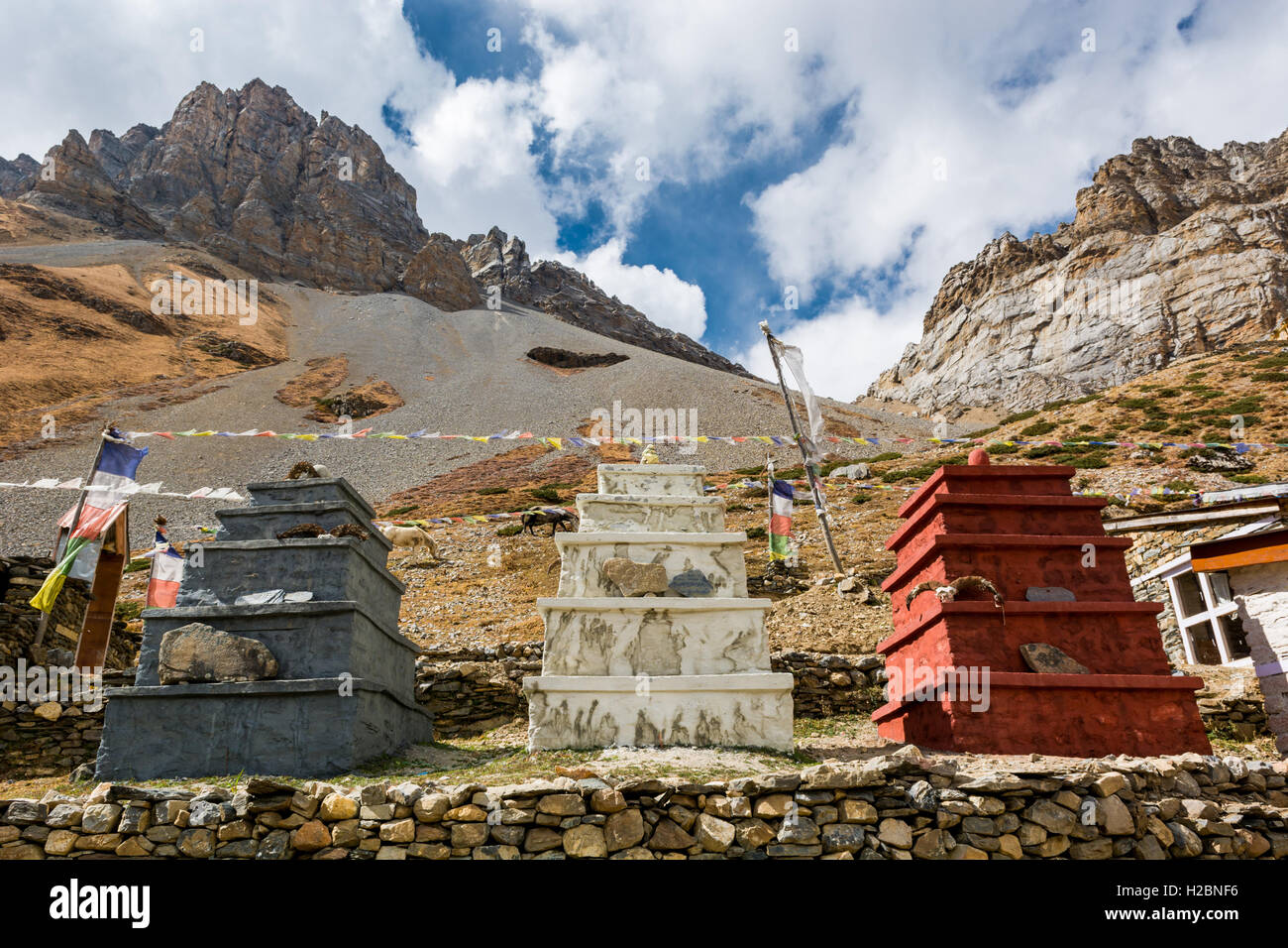 Tre stupa di pietra sotto Thorong La pas. Foto Stock