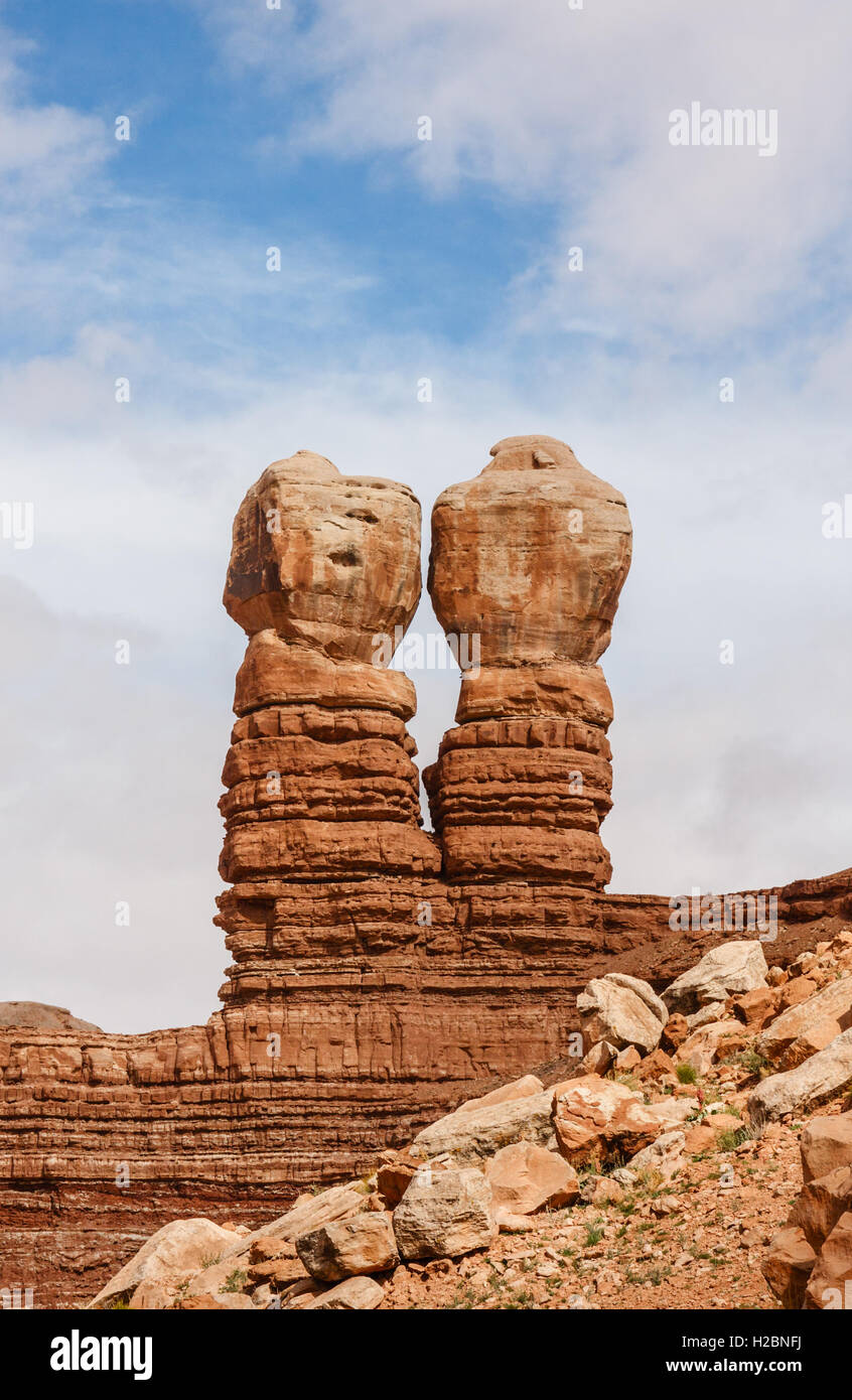 Il scogli gemelli di Bluff, mostra geologica degli strati di roccia, sotto un cielo blu con nuvole, Utah, Stati Uniti d'America. Foto Stock