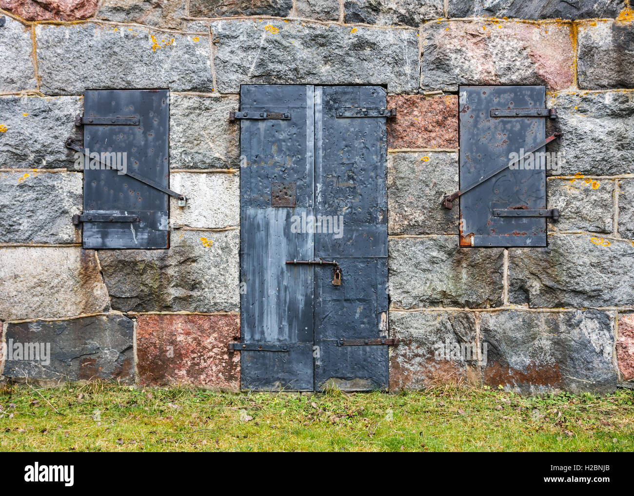 Porta di munizioni un edificio adibito allo stoccaggio su Suomenlinna, Helsinki, Finlandia. Foto Stock