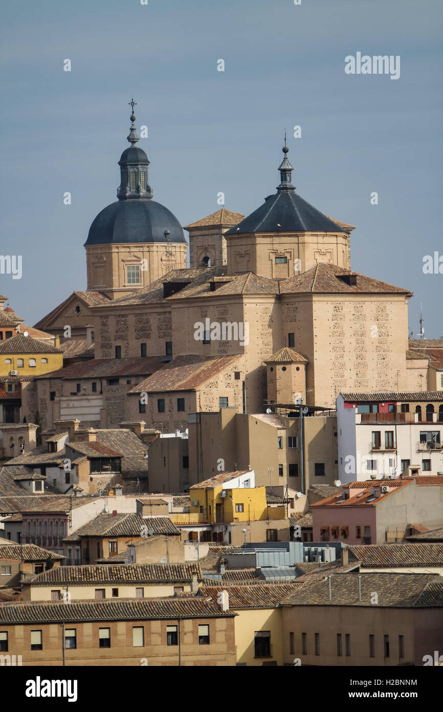 Chiesa di San Giovanni Battista e la cupola della chiesa dei Gesuiti a Toledo, Spagna Foto Stock