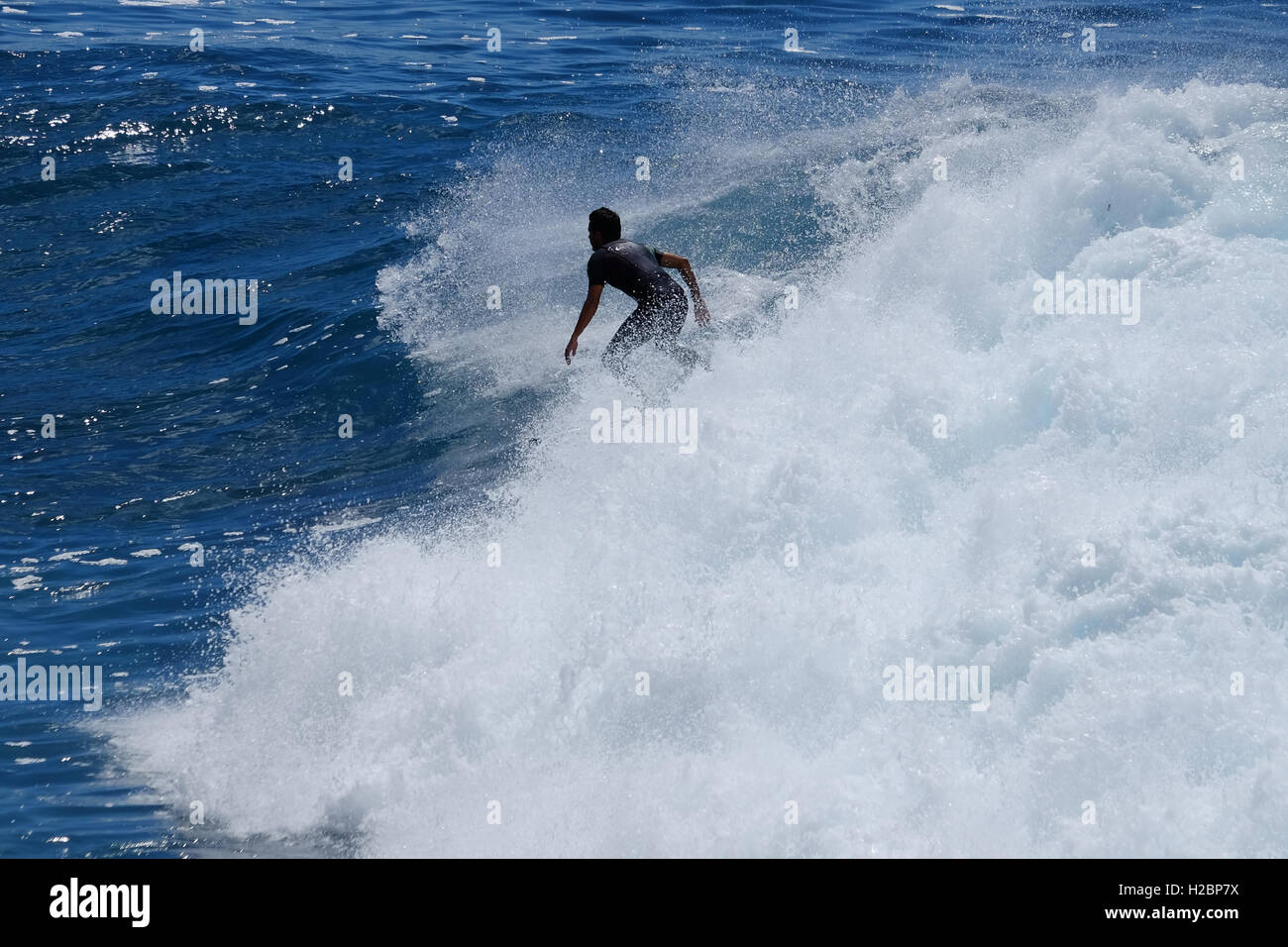 Giovane uomo Surf le onde dell'Oceano Atlantico vicino a Jardim do Mar, Madeira, Portogallo Foto Stock