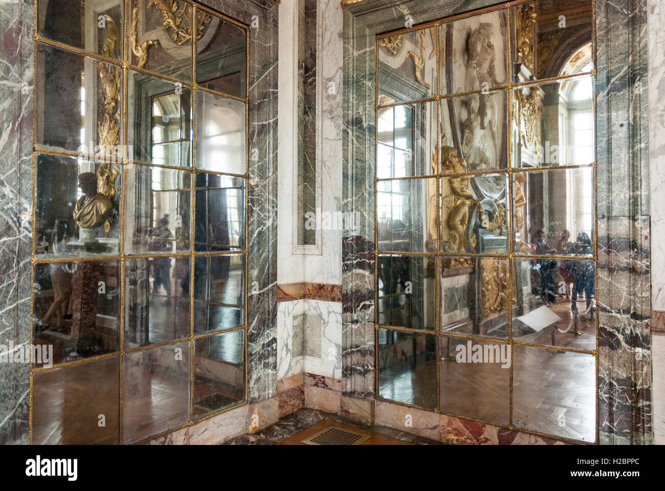 Pareti a specchio riflessioni nel Palazzo di Versailles Foto Stock