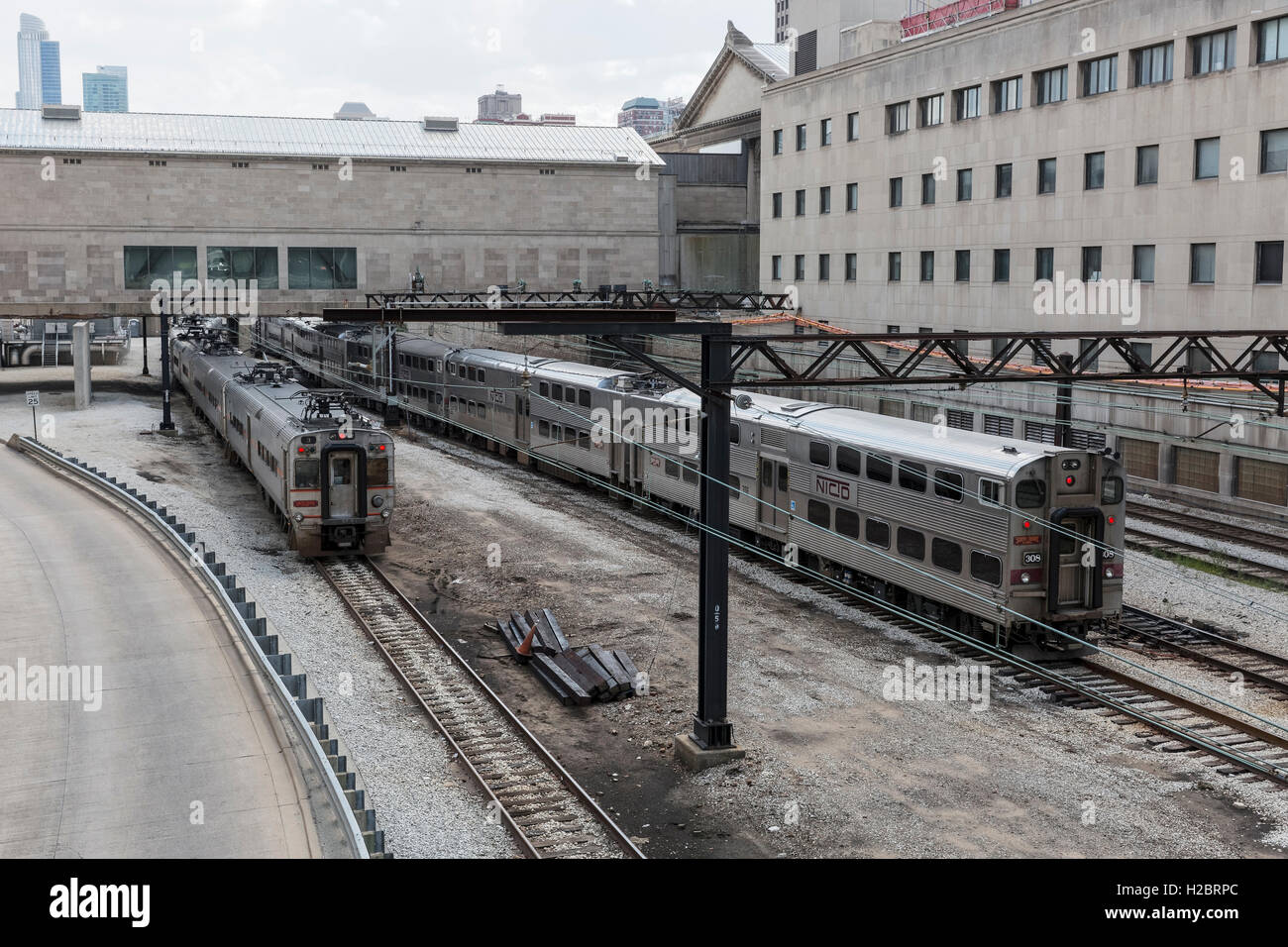 Metra elettrico e South Shore Line passare sotto l'Art Institute of Chicago, Chicago, Illinois, Stati Uniti d'America Foto Stock