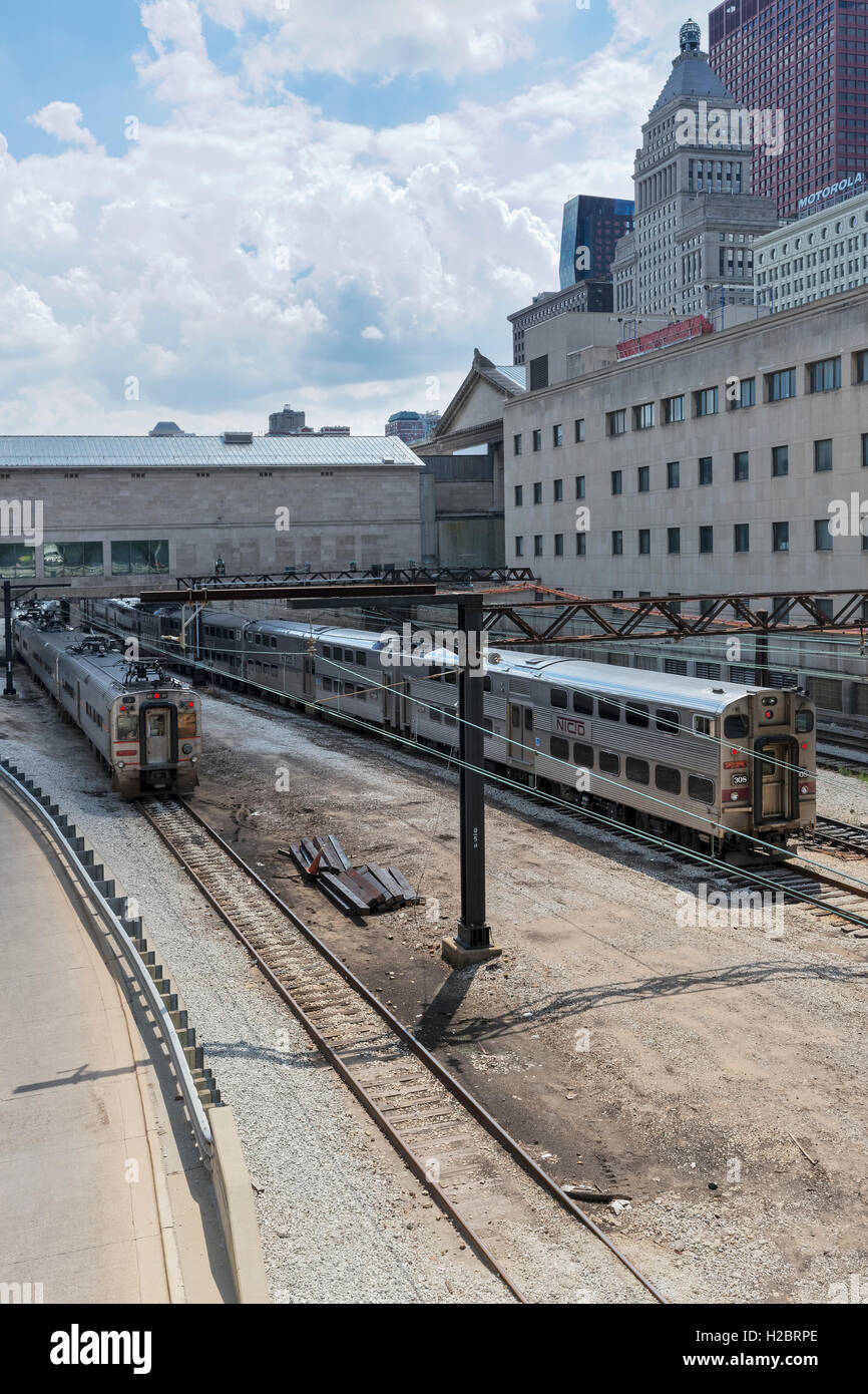 Metra elettrico e South Shore Line passare sotto l'Art Institute of Chicago, Chicago, Illinois, Stati Uniti d'America Foto Stock