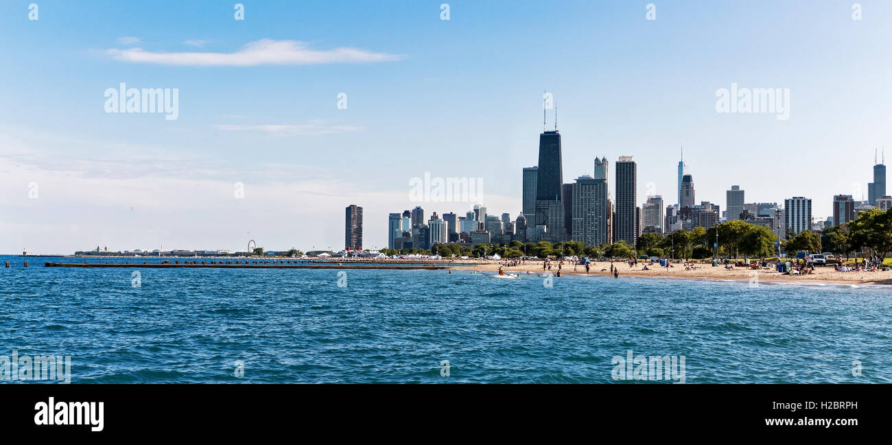 Il lago Michigan, sullo skyline di Chicago nella distanza, Chicago, Illinois, Stati Uniti d'America Foto Stock
