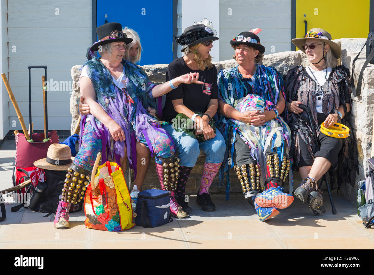 Membri della buccia di arancia Morris ballerini hanno un riposo a Swanage Folk Festival nel mese di settembre Foto Stock