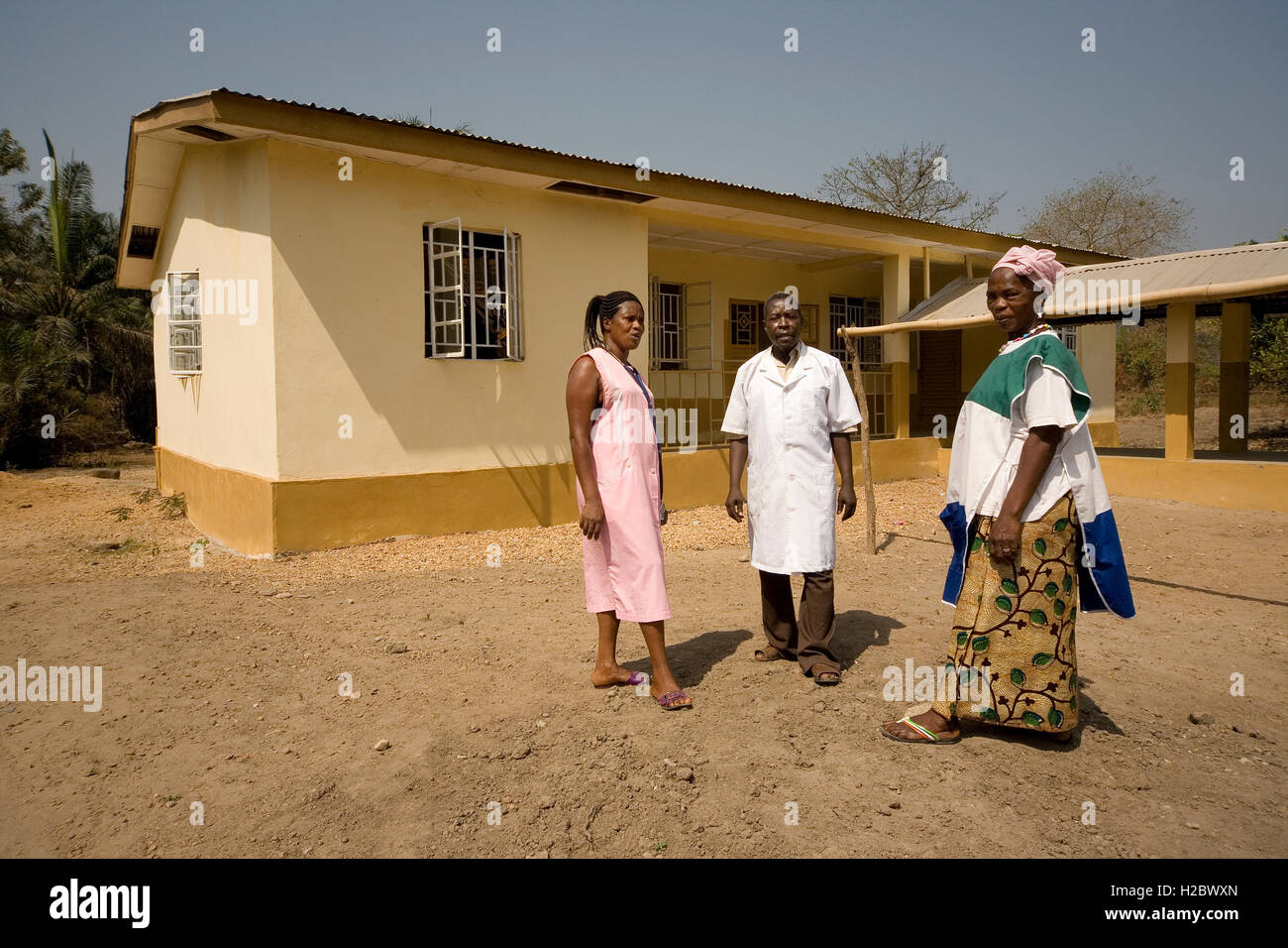 Il personale medico al di fuori della clinica sanitaria una delle diverse comunità del villaggio progetti sostenuti dal minerale di ferro azienda nel distretto di Tonkolili, a nord della Sierra Leone Foto Stock