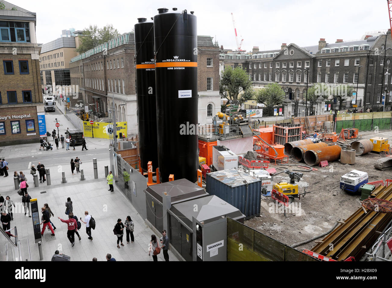 Sito in costruzione vicino al Shard su san Tommaso San guardando verso il Kings College Guys Hospital Campus London SE1 UK KATHY DEWITT Foto Stock