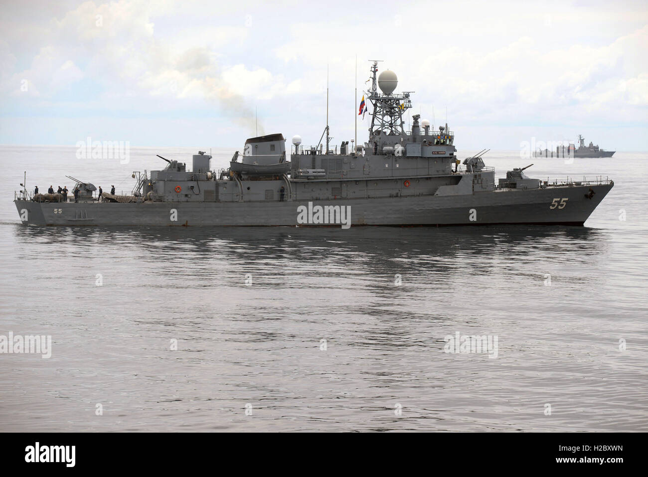 Marina colombiano combat ship ARC Narino cuoce a vapore nella formazione durante la UNITAS multi-national maritime esercizio Settembre 23, 2016 nel Golfo di Panama. Foto Stock