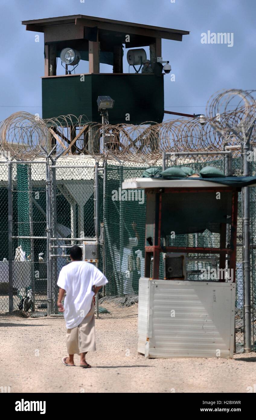 Un detenuto dalla guerra al terrore cammina attraverso il cortile di ricreazione a Joint Task Guantanamos Camp IV Giugno 8, 2010 nella Baia di Guantánamo, a Cuba. Foto Stock