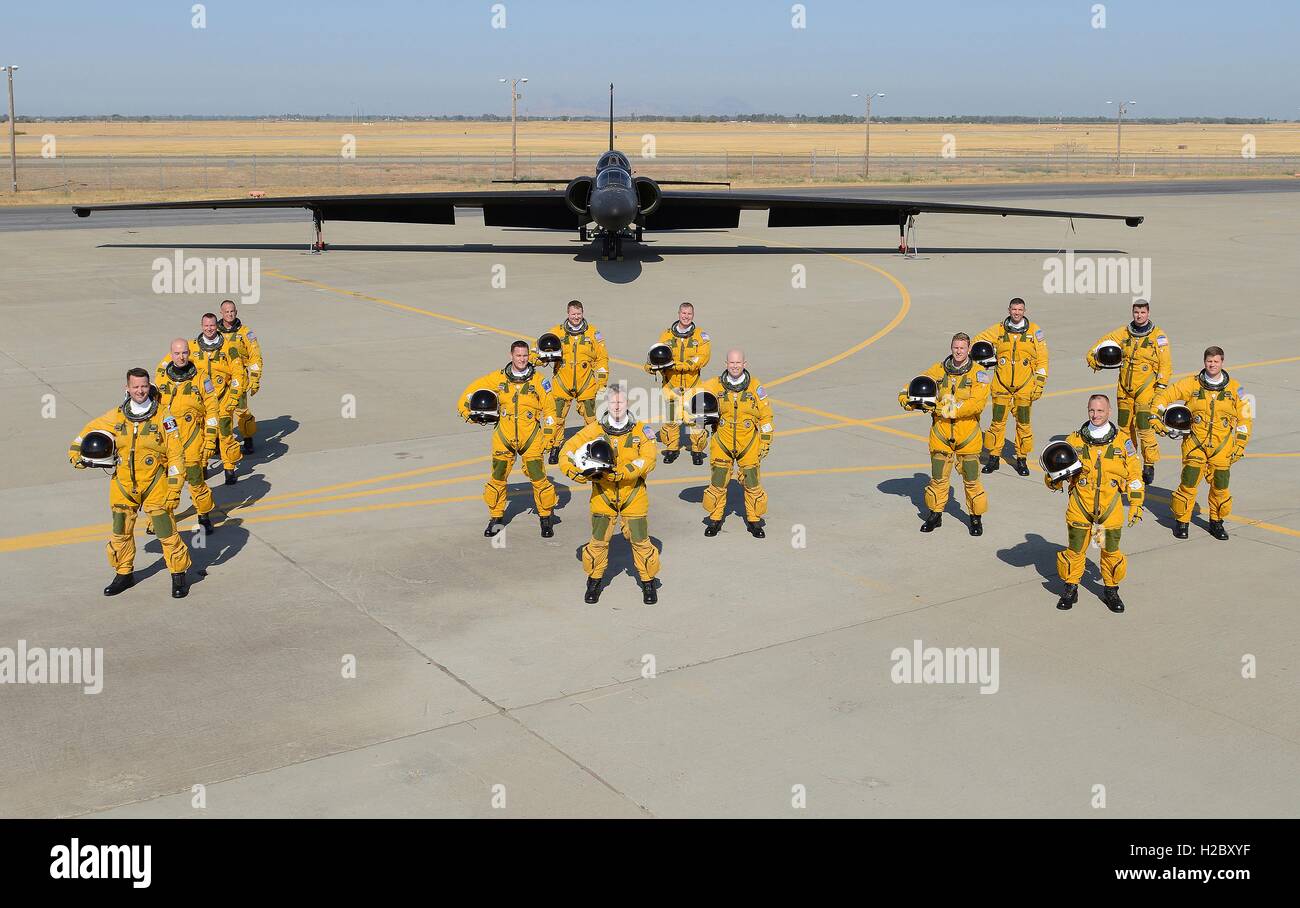 Stati Uniti Air Force U-2 istruttore i piloti in alta altitudine vestiti di pressione pongono di fronte TU-2S Dragon Lady spy aereo aereo al Beale Air Force Base di Agosto 17, 2012 in Maryville, California. Foto Stock