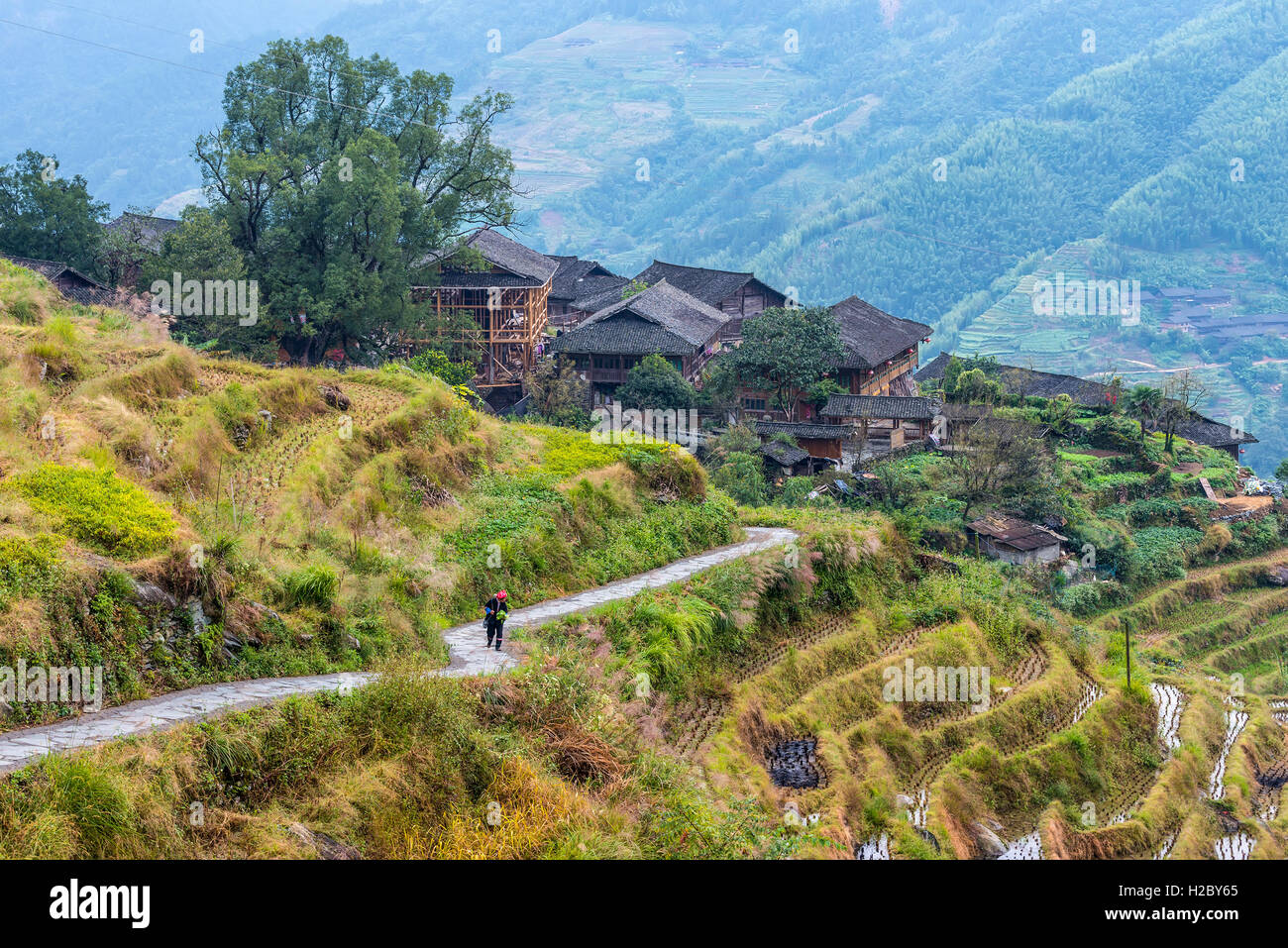 Cinese tradizionale lungo la minoranza Ji village case di legno in nuvoloso meteo Foto Stock