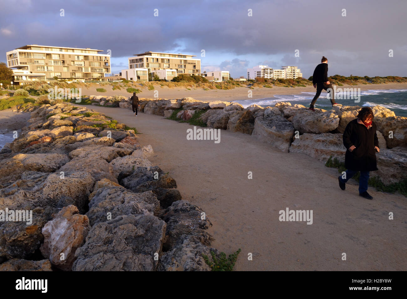 Persona godendo di sera tempestoso mare, spiaggia sud, sud Fremantle, Perth, Western Australia. No signor o PR Foto Stock