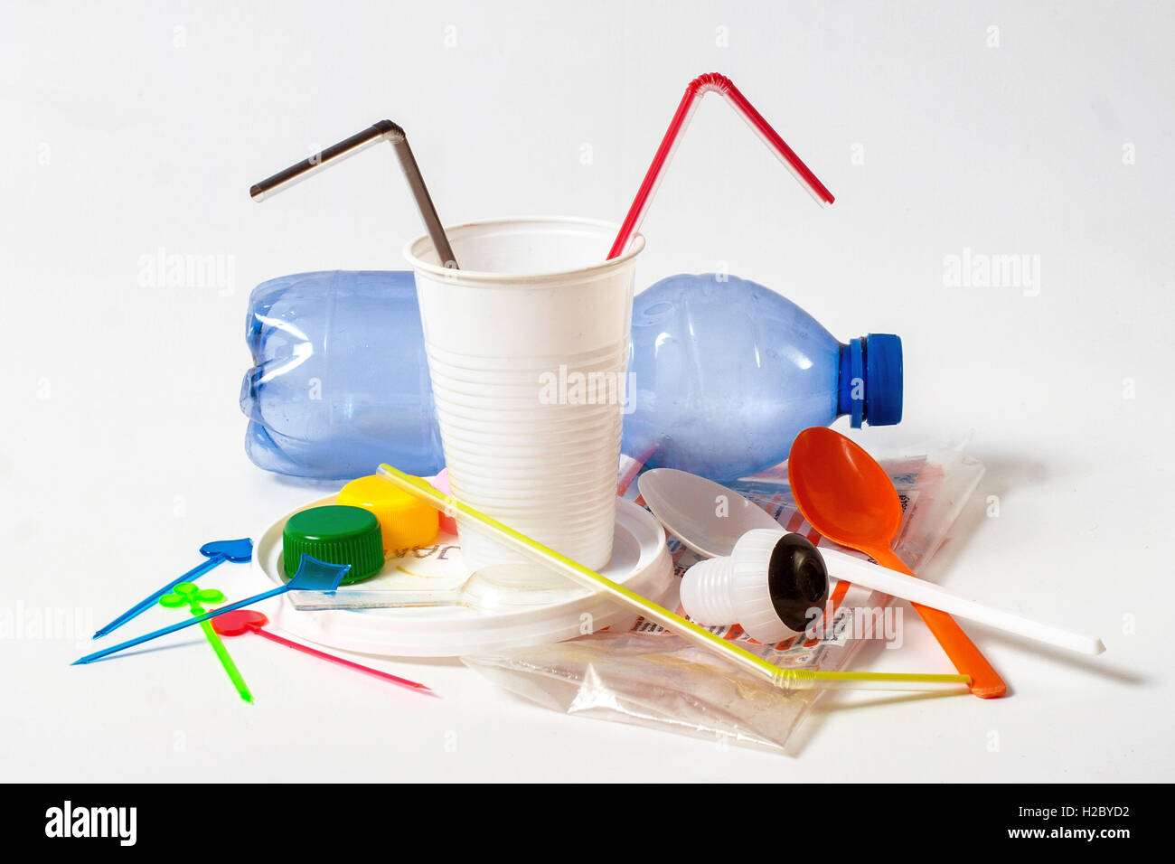 Un assortimento di uso domestico rifiuti di plastica su sfondo bianco Foto Stock
