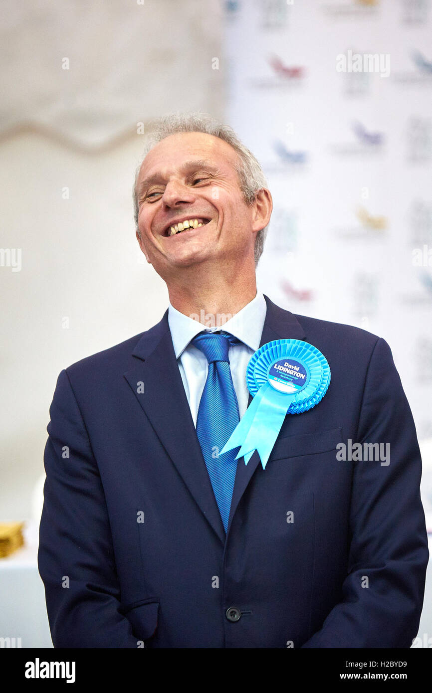 David Lidington reagisce dopo aver vinto il Aylesbury circoscrizione seguente voto nel 2015 elezione generale Foto Stock