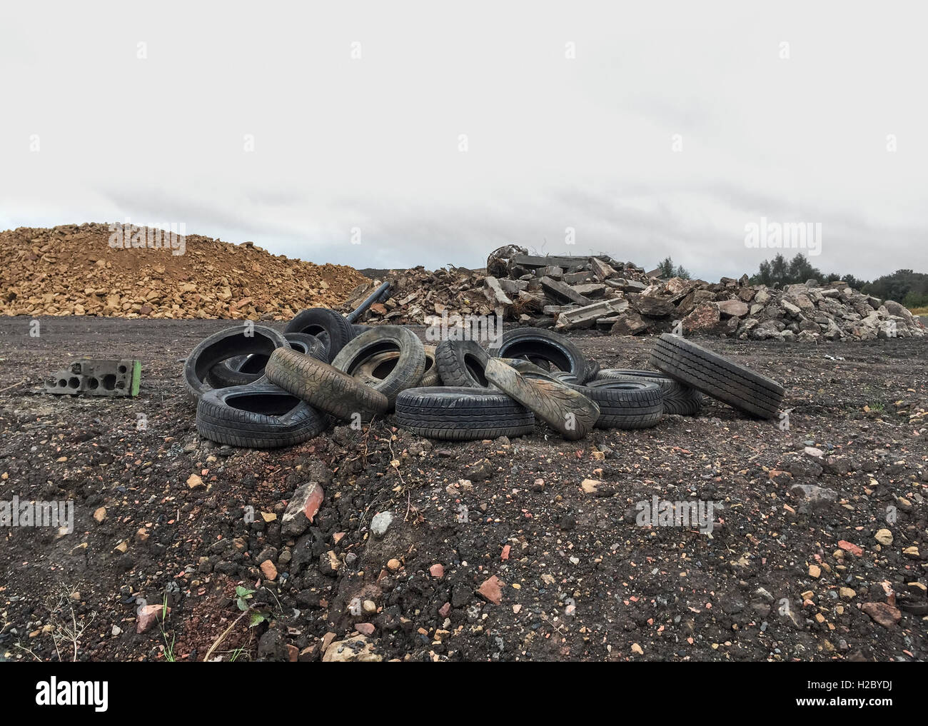 Pila di gomme sulla spianata di recente costruzione sito. Foto Stock