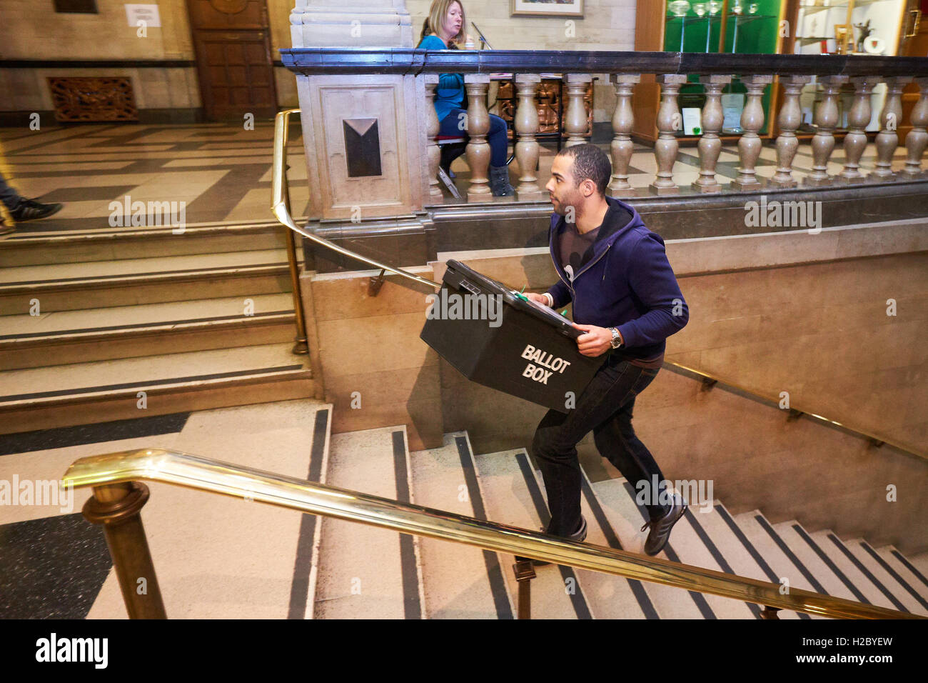 Scrutinio arriva per la Oxford est conteggio di collegio elettorale che si svolgono in Oxford Town Hall dopo il 2015 elezioni generali Foto Stock