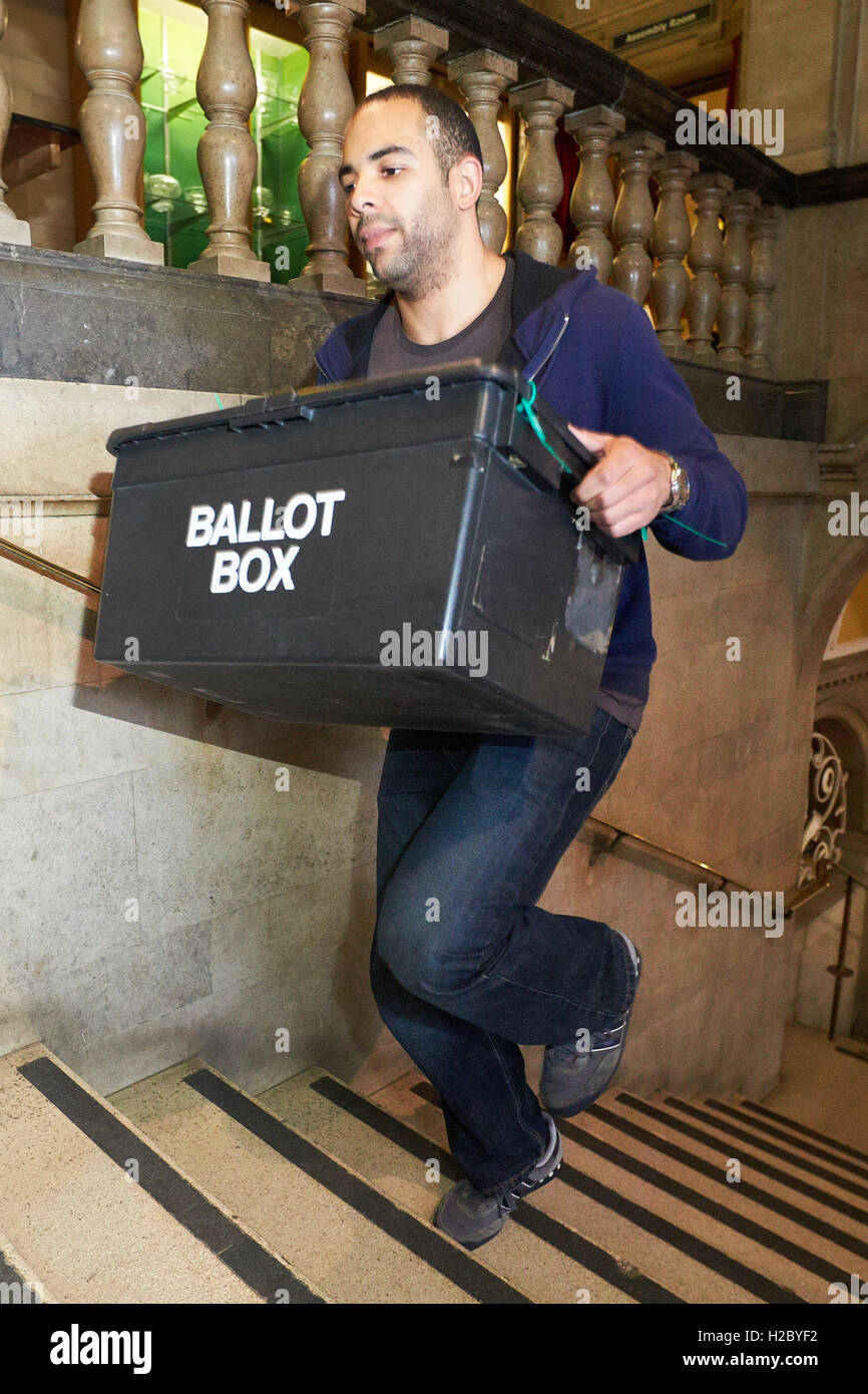 Scrutinio arriva per la Oxford est conteggio di collegio elettorale che si svolgono in Oxford Town Hall dopo il 2015 elezioni generali Foto Stock