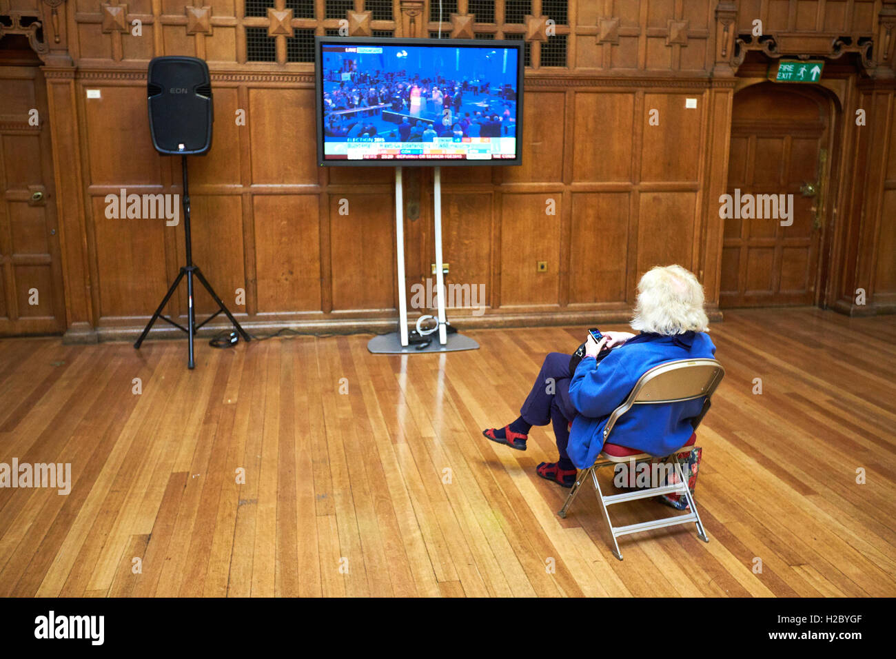 Una donna che guarda la televisione in attesa per i risultati del conteggio per la Oxford circoscrizione est dopo il 2015 elezioni generali Foto Stock