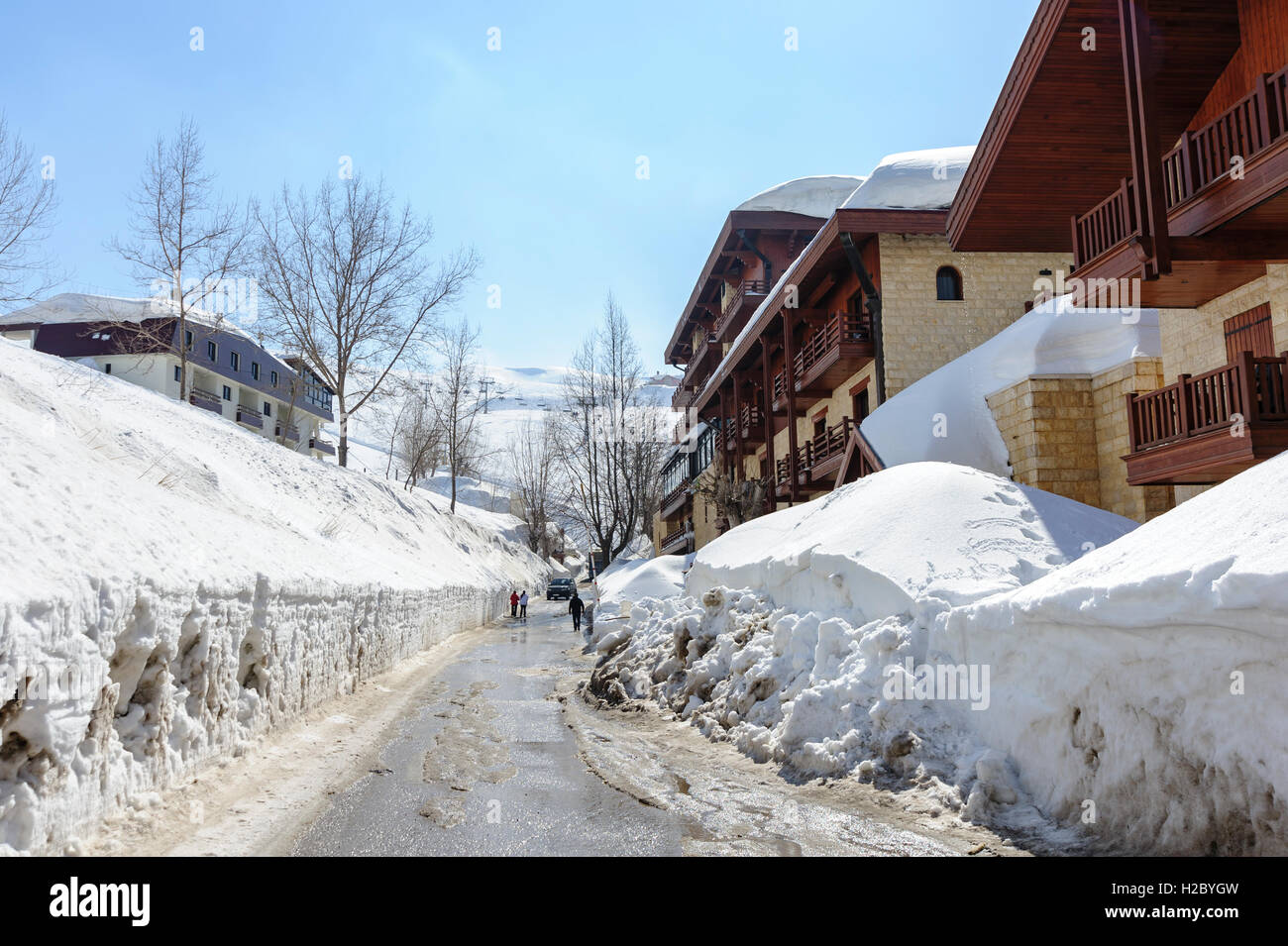 Una strada con la neve a Faraya o Mzaar Kfardebian stazione sciistica durante l'inverno, Libano, Medio Oriente in inverno Foto Stock