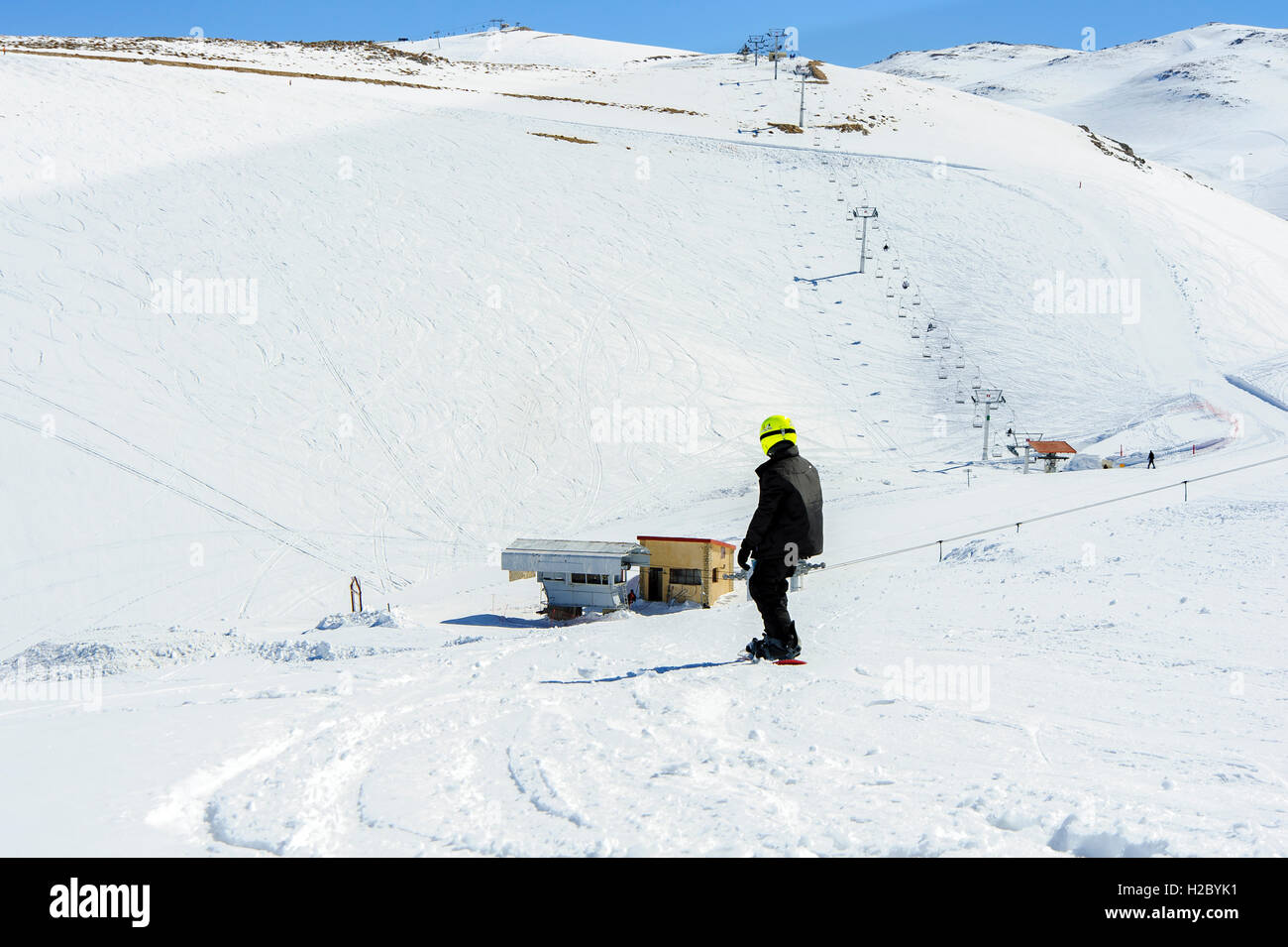 Teen snowboard a Faraya o Mzaar Kfardebian stazione sciistica, Libano, Medio Oriente Foto Stock