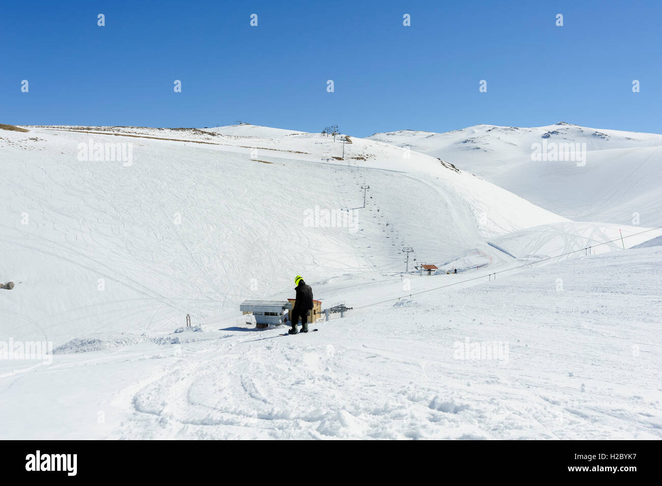 Teen snowboard a Faraya (Mzaar Kfardebian) stazione sciistica, Libano Foto Stock