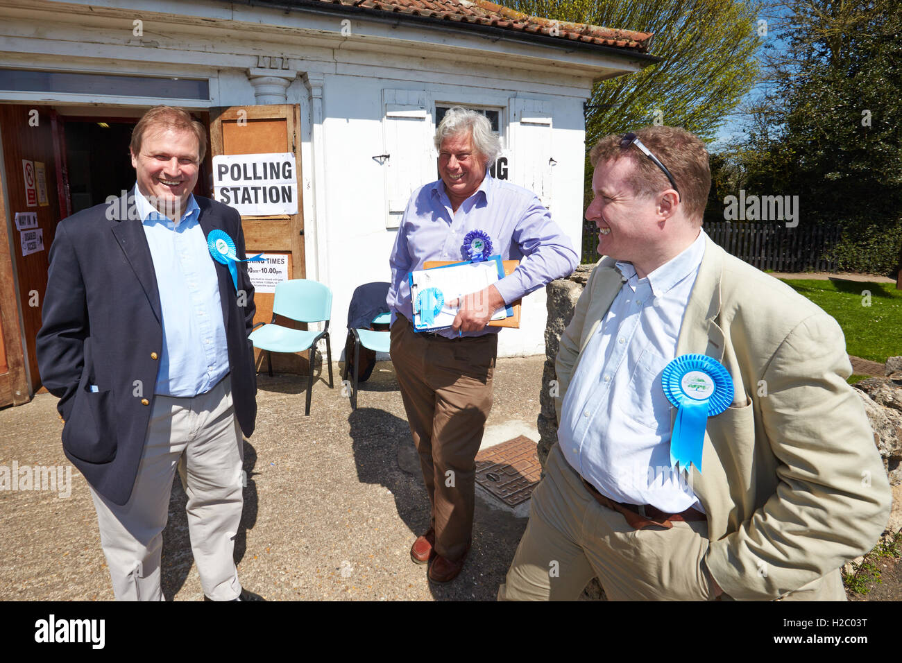 Clive Harriss (L), candidato conservatore per la pietra e Waddesdon nel Buckinghamshire County Council elezioni Foto Stock