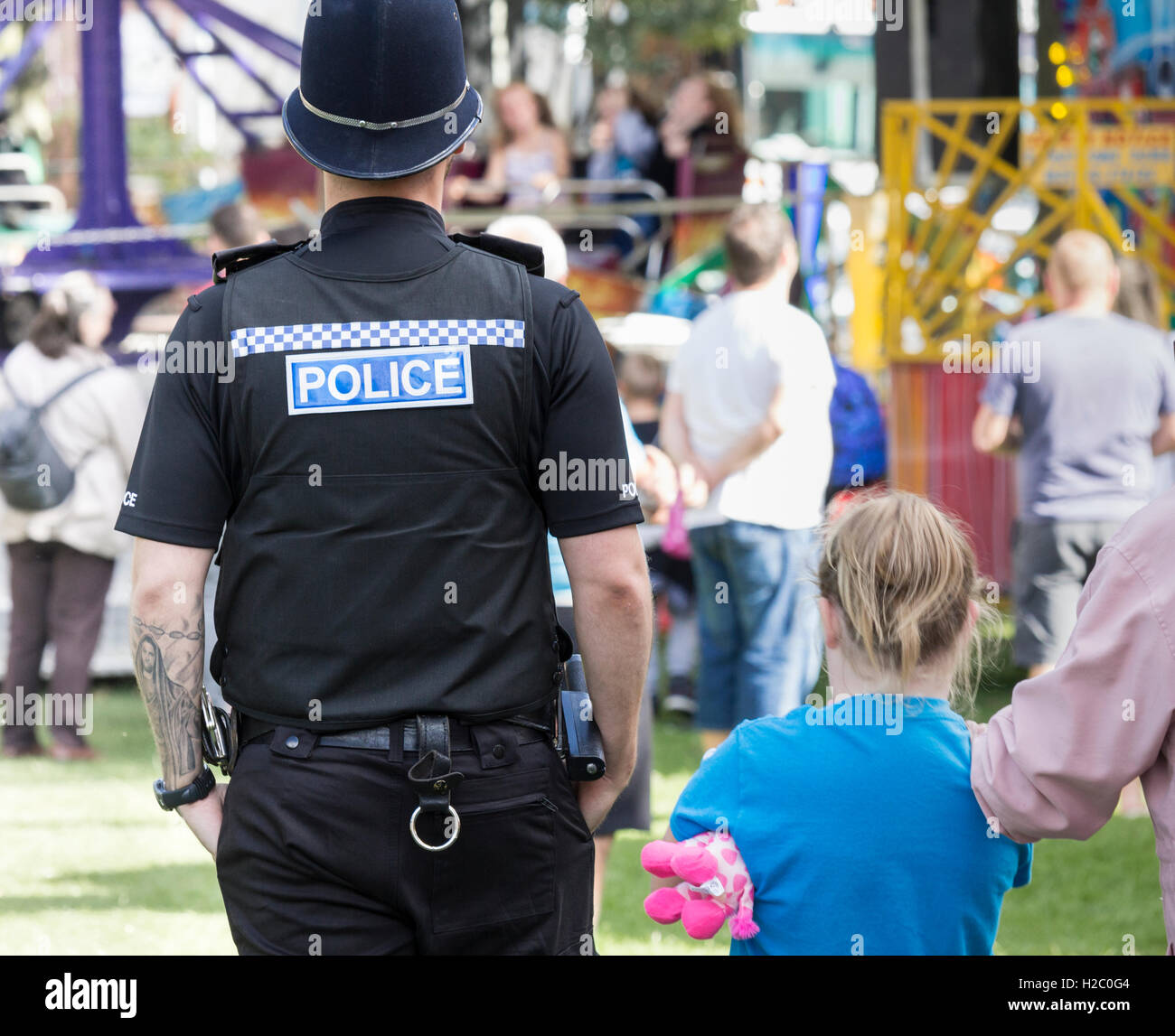 Vista posteriore del poliziotto con il tatuaggio a fete in Inghilterra. Regno Unito Foto Stock