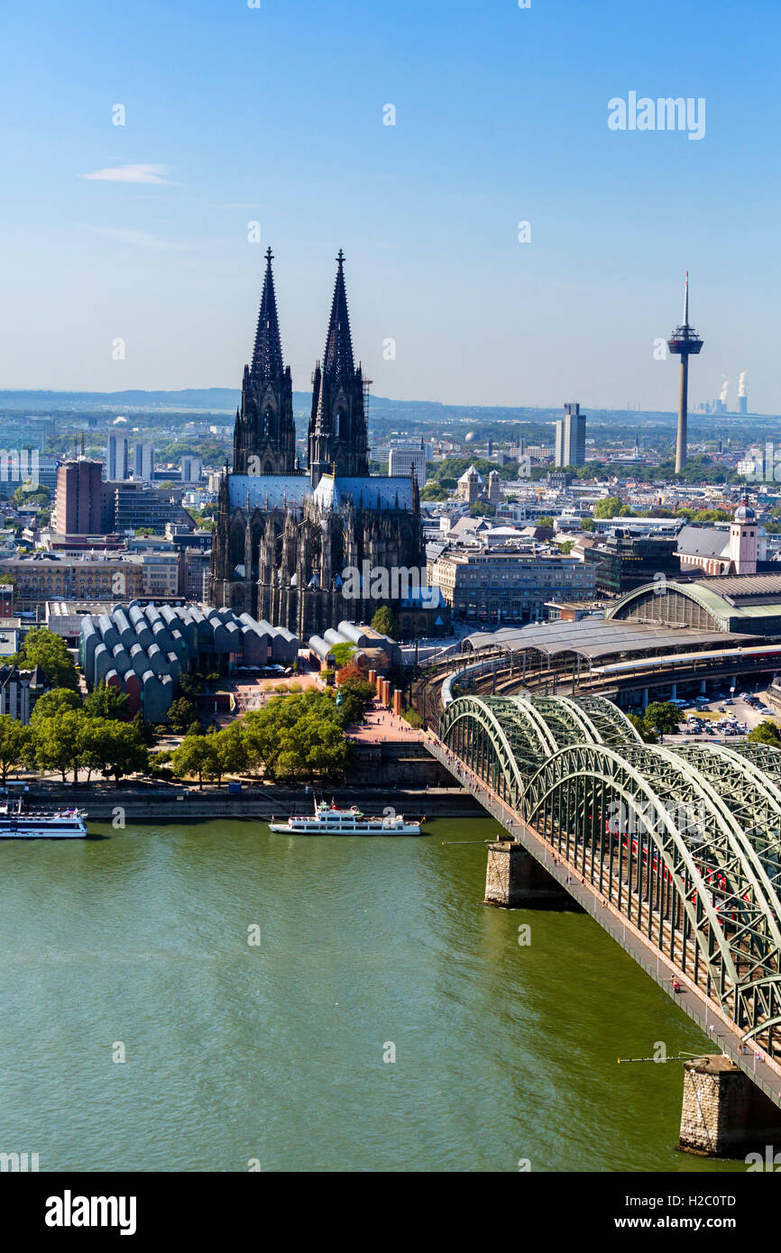Il fiume Reno e la Cattedrale di Colonia (Kölner Dom) con Hohenzollern (ponte Hohenzollernbrücke) in primo piano, Colonia, Germania Foto Stock Il fiume Reno e la Cattedrale di Colonia (Kölner Dom) con Hohenzollern (ponte Hohenzollernbrücke) in primo piano, Colonia, Germania Foto Stock
