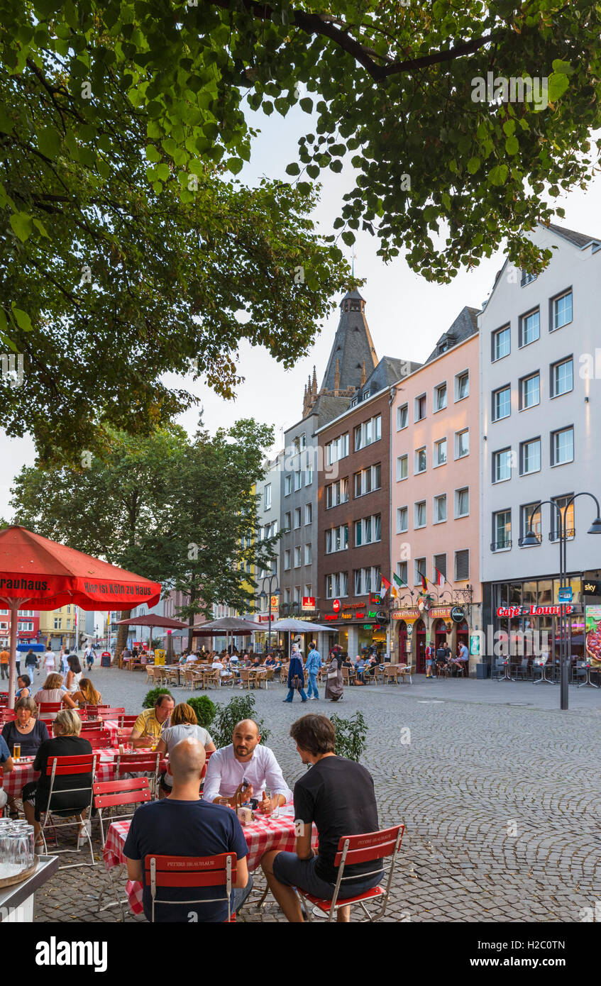 Caffè e negozi in Alter Markt (piazza del Mercato Vecchio) nel tardo pomeriggio, Altstadt, Colonia, Germania Foto Stock