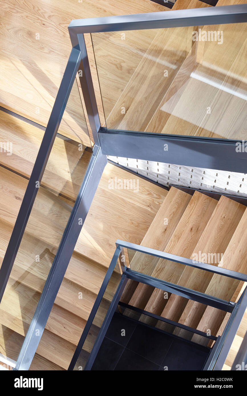 Angolo di visualizzazione guardando verso la tromba delle scale geometriche di tre piani. Sbucciare Place, Londra, Regno Unito. Architetto: Dexter Moren Associates, 2016. Foto Stock