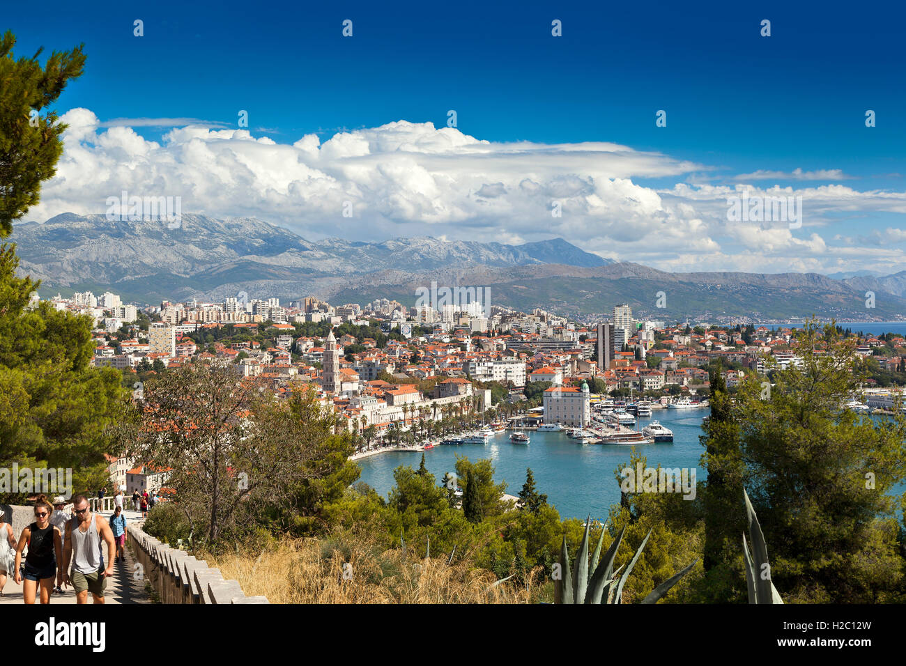 Vista panoramica di Spalato, un importante porto marino sulla costa della Croazia. Vista da ovest ad alta dalla collina Marjan, Bright sun. Foto Stock